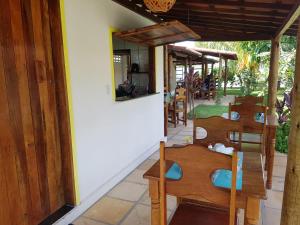 una fila de mesas y sillas en un patio en Pousada Gostoso Village, en São Miguel do Gostoso