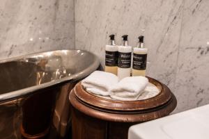 KilchoanにあるMingary Castle - Restaurant with Roomsのバスルーム(タオル、洗面台付) +37枚の写真