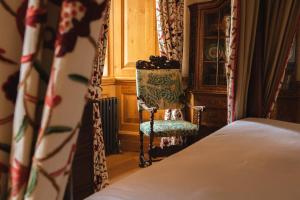 KilchoanにあるMingary Castle - Restaurant with Roomsのベッドルーム1室(ベッド1台、椅子、窓付)