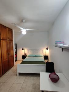 a bedroom with a bed and a ceiling fan at Villa colonial suite n 4 basic interior in Río San Juan