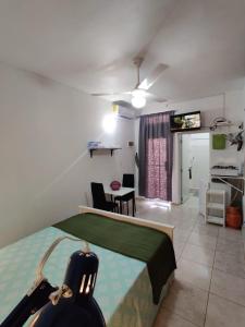 um quarto com uma cama, uma mesa e cadeiras em Villa colonial suite n 4 basic interior em Río San Juan