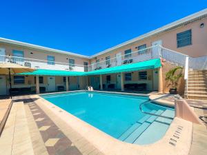 una piscina frente a un hotel en Greniers en Hollywood