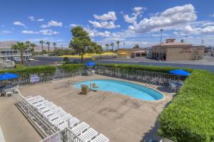 Motel 6-Las Vegas, NV - Boulder Hwy veya yakınında bir havuz manzarası