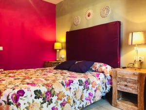 Tempat tidur dalam kamar di Apartamentos Playa Torrenostra