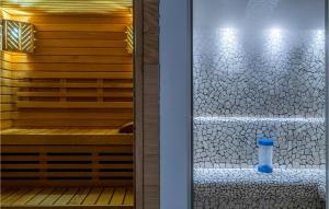 Bilik mandi di Stunning Home In Magliolo