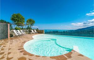 Kolam renang di atau dekat dengan Stunning Home In Magliolo
