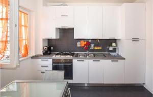 Dapur atau dapur kecil di Stunning Home In Magliolo