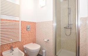 Bilik mandi di Stunning Home In Magliolo