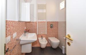 Bilik mandi di Stunning Home In Magliolo