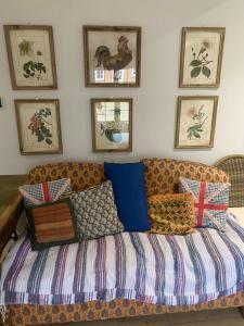 Tempat tidur dalam kamar di The Old Estate Office - Enchanting, Stylish Garden Cottage, Peaceful & Quiet