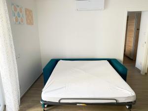 una cama de hospital sentada en una habitación con en Conero-30 mt dal Mare, Corte e Spiaggia di sabbia-Stella en Porto Potenza Picena
