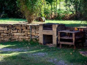 un horno de ladrillo y una mesa en un patio en Belvilla by OYO Villa Pomona, en Ghizzano