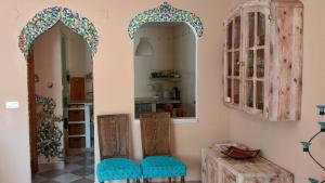 een kamer met 2 spiegels en een tafel en stoelen bij Bungalow con encanto, 100m2, a 800 m de la playa in El Campello