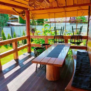 普熱梅希爾的住宿－Pod Milanem，木制甲板配有木桌和椅子