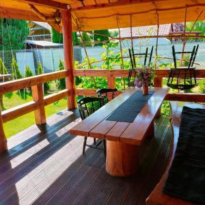 普熱梅希爾的住宿－Pod Milanem，木制甲板上的木桌和椅子