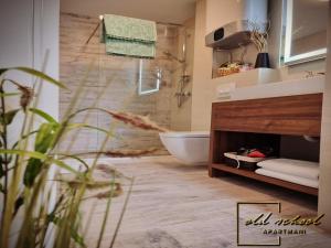 Et badeværelse på Old School Apartments