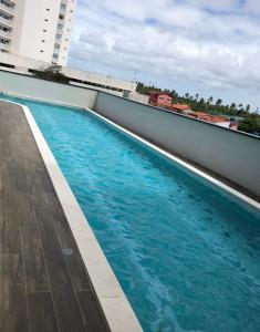 una piscina en la azotea de un edificio en Barra Home stay 22 andar en Recife