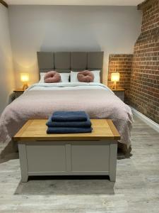 een slaapkamer met een bed met 2 kussens erop bij The Parlour in Great Yarmouth