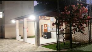 un petit bâtiment avec une porte en face dans l'établissement Flat Home Practice, à São Luís