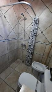 e bagno con doccia, servizi igienici e lavandino. di Mi lugar a San Carlos de Bariloche