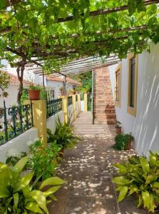 a walkway outside of a house with a pergola at Apartamento Bela Vista in Pereira