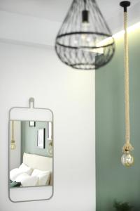 - un miroir et une lampe dans la chambre dans l'établissement Damona 2BR Luxury Home with garden - κοντά στο κέντρο, à Héraklion