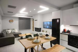 イラクリオン・タウンにあるDamona Luxury Homeのキッチンとテーブルとソファのあるリビングルーム