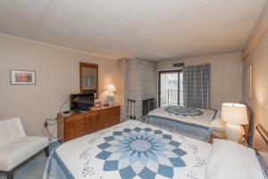 ein Schlafzimmer mit zwei Betten und einem Fernseher darin in der Unterkunft 309B One Bedroom One Bath in Oakland + 18 Fotos