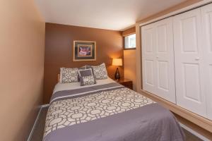 - une chambre avec un lit et une porte blanche dans l'établissement 512G Two Bedroom One Bath, à Oakland 17 autres photos