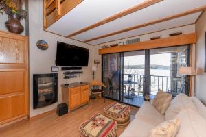 un salon avec un canapé et une cheminée dans l'établissement 706H Studio Loft One Bath, à Oakland