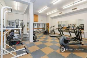 - une salle de sport avec tapis de course et vélos elliptiques dans l'établissement 711H Studio Loft One Bath, à Oakland