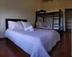 מיטה או מיטות קומותיים בחדר ב-Cabañas Campestres Alcalá