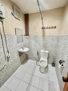 Um banheiro em Jo-Cris Apartelle