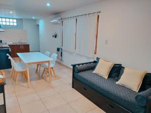 Infinity lounge apartment, lujoso, céntrico y amplio في سان رافاييل: غرفة معيشة مع أريكة وطاولة
