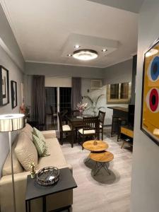 un salon avec un canapé et une table dans l'établissement Apartamento BONNENUIT Centro SJ, à San Juan