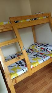 Dois beliches sentados um ao lado do outro em JO-ZA-NA's Hostel(bed and breakfast) em Baguio