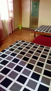 um quarto com um piso xadrez preto e branco em JO-ZA-NA's Hostel(bed and breakfast) em Baguio