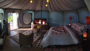 a bedroom with a bed in a tent at Glamping ILLARI Boutique in Paipa