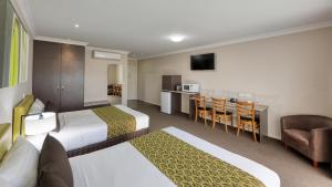 Postel nebo postele na pokoji v ubytování Drovers Motor Inn
