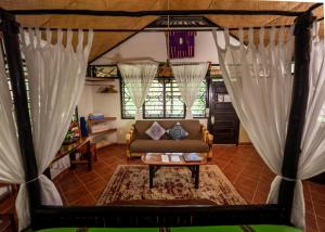 ein Wohnzimmer mit einem Sofa und einem Tisch in der Unterkunft Table Rock Lodge in Cristo Rey