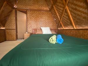 Postel nebo postele na pokoji v ubytování D' Tepi Danau Glamping