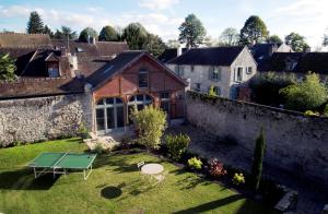 a small yard with a green table in the yard at Fab House - Les Maisons Fabuleuses in Senlis