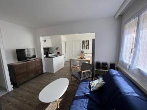 Kuchyňa alebo kuchynka v ubytovaní Appartement Climatisé T3 avec Piscine, Proche Plage et Commerces - Le Barcarès - FR-1-81-573