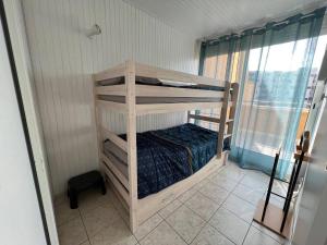 Posteľ alebo postele v izbe v ubytovaní Appartement Climatisé T3 avec Piscine, Proche Plage et Commerces - Le Barcarès - FR-1-81-573 + 5 fotografií