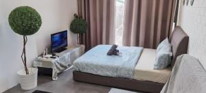 um quarto com um urso de peluche sentado numa cama em Inspired Homes, Empire Duplex#2, 6pax em Petaling Jaya