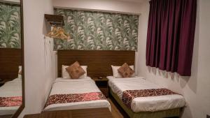 Postel nebo postele na pokoji v ubytování Highlanders Hotel