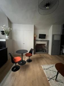 Kuchyňa alebo kuchynka v ubytovaní Lucas II Appartement 35 m2 Hôtel Particulier XVII ieme siècle Centre Historique Clermont-Ferrand cathédrale
