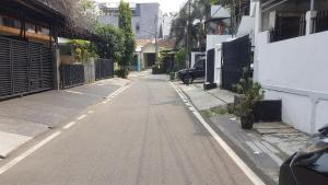 una calle vacía con un coche aparcado en el lateral en Strategic Jakarta Pavilion en Yakarta
