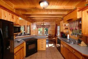 Kuhinja ili čajna kuhinja u objektu It's Good N Da Woods Lodge - Sleeps 20 - With Hot Tub