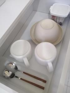 2 toilettes blanches sur un comptoir blanc dans l'établissement Teratak Sherra Roomstay, à Macang
